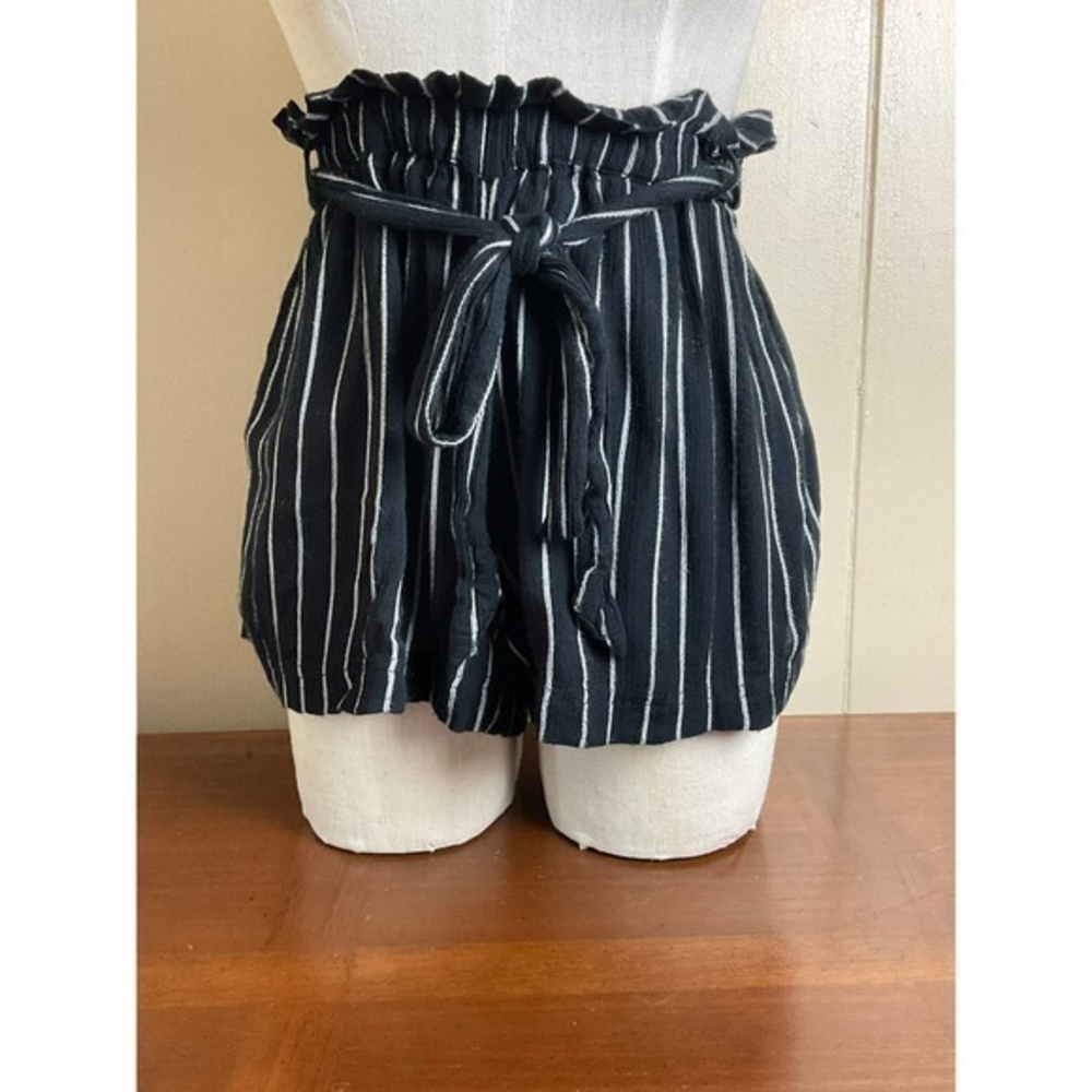 American Eagle Flowy Belted‎ Black White Striped Shorts Small
